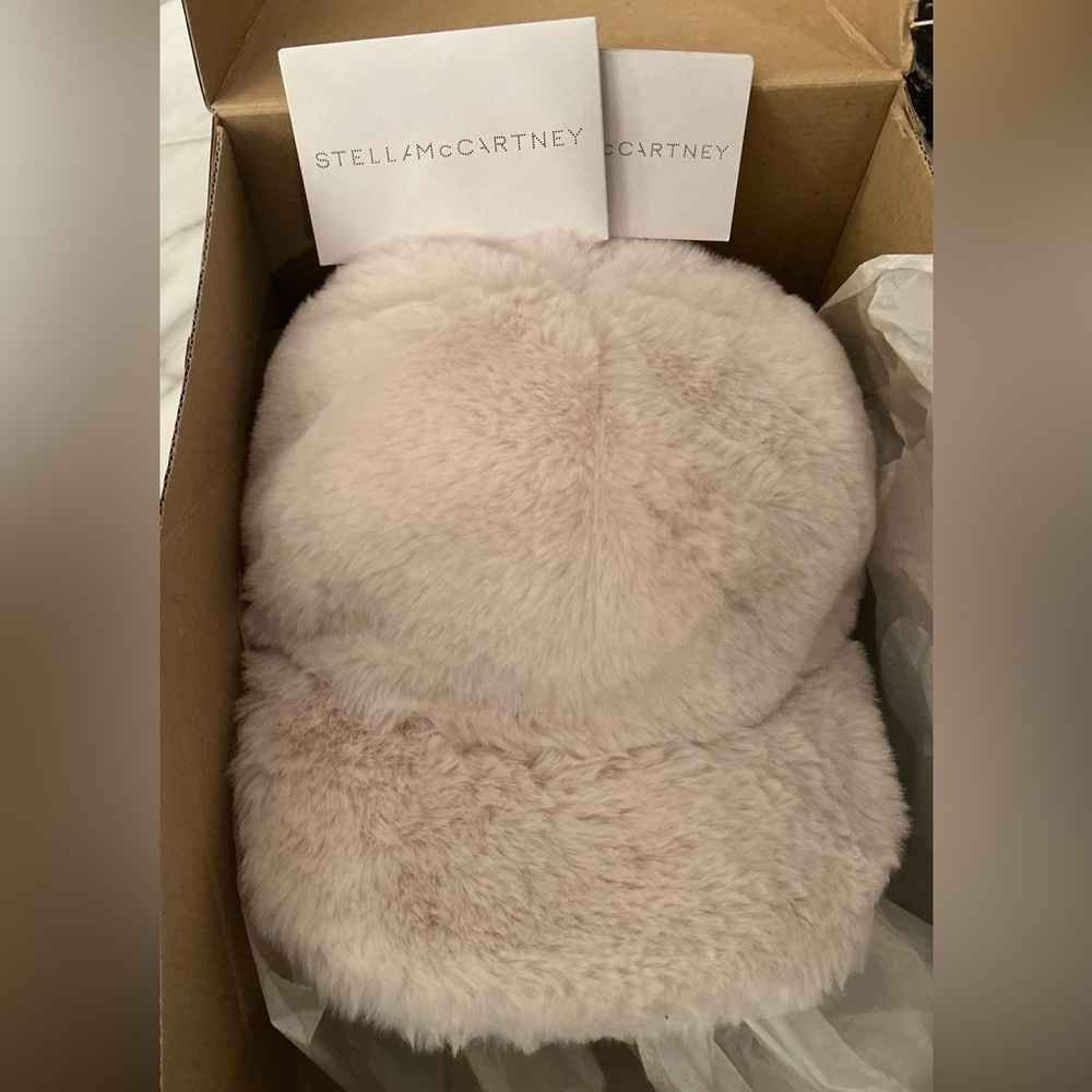 STELLA McCARTNEY IVORY FAUX FUR CAP, FEATURES CURVED PEAK, AN ADUSTIBLE STRAP - Picture 15 of 16
